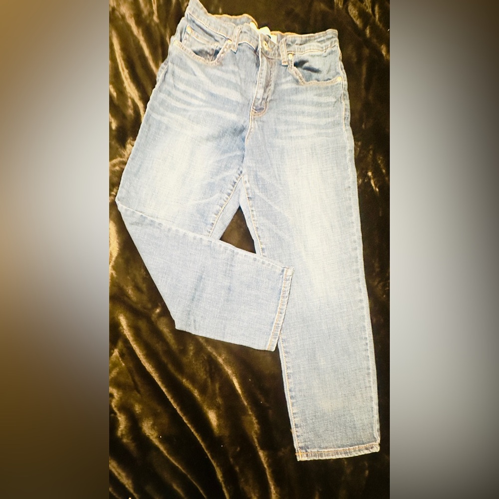 Ella Moss Cigarette Straight Leg •Classic 90’s Jeans with a medium wash.  Size 8
